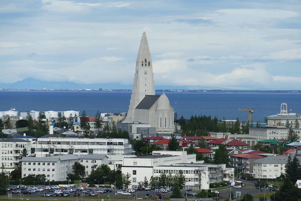 ريكيافيك عاصمة ايسلندا - يعنى 