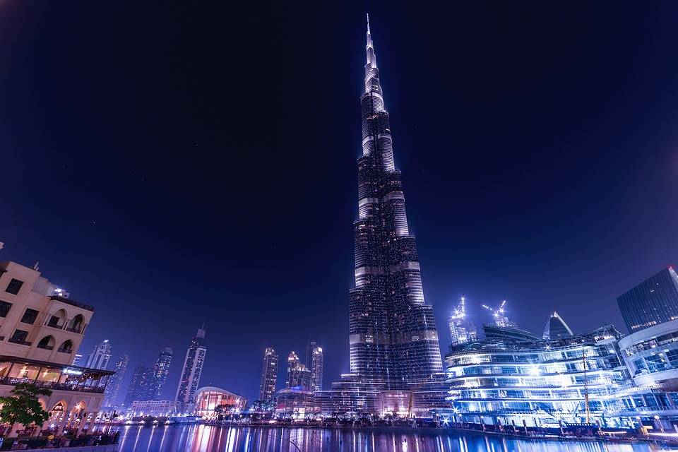 برج خليفة يستبدل عروض الألعاب النارية لاحتفالات رأس السنة 2018 - يعنى 